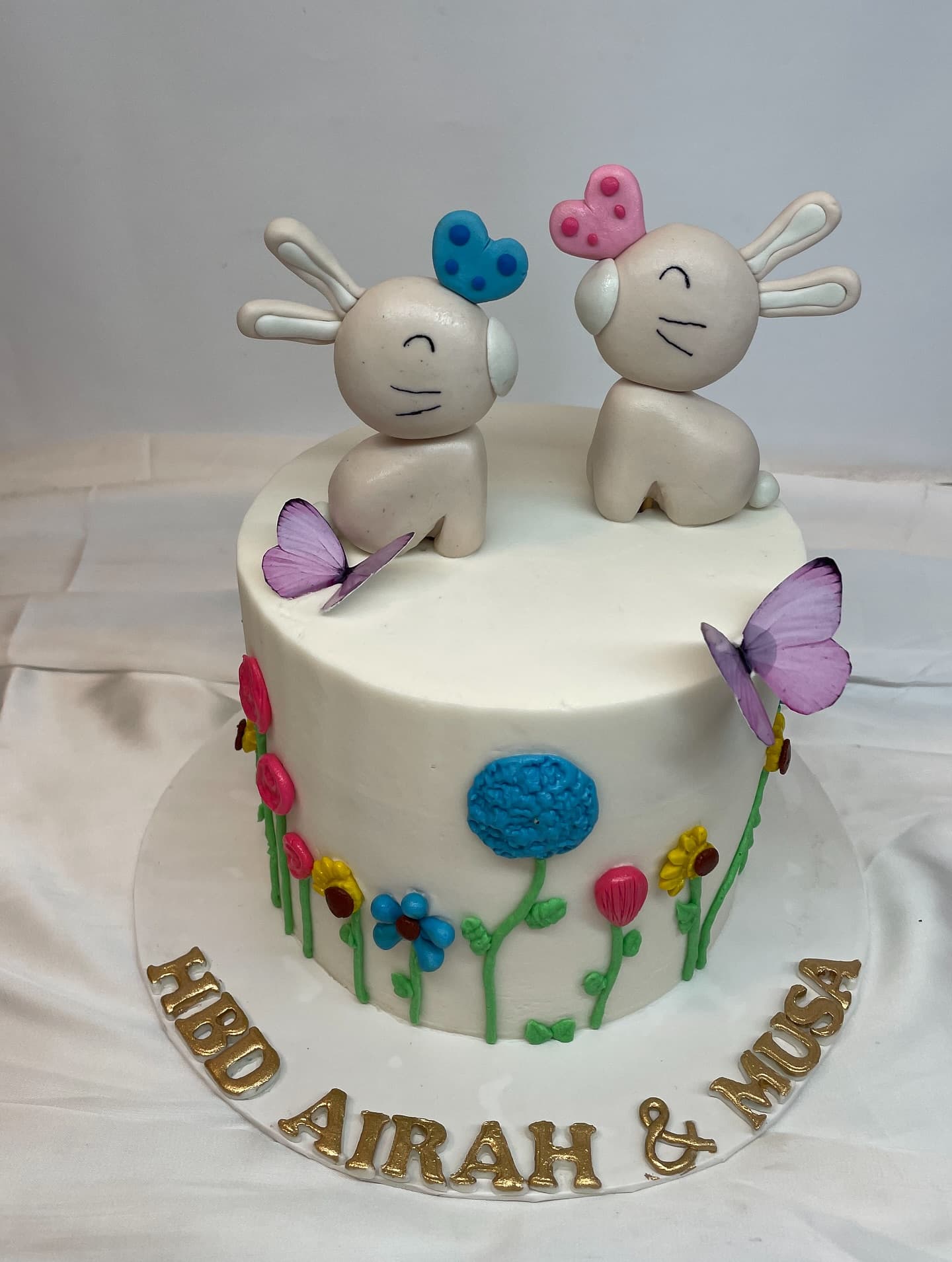 Cake topped with modelled bunnies